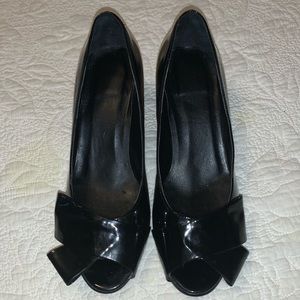 Van Eli Black Patent Leather Peep Toe Heels, Perfect Height, Cute Bow design